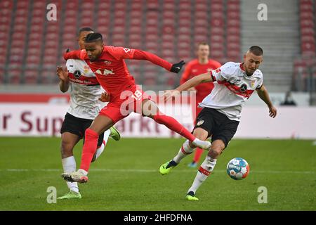 Stuttgart, Deutschland. 15th Januar 2022. Christopher NKUNKU (L), Action, Duelle gegen Waldemar ANTON (VFB Stuttgart). Fußball 1. Bundesliga-Saison 2021/2022, 19.Spieltag, matchday19. VFB Stuttgart-RB Leipzig 0-2 am 15th. Januar 2022, Mercedes Benz Arena Stuttgart Quelle: dpa/Alamy Live News Stockfoto