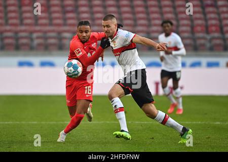 Stuttgart, Deutschland. 15th Januar 2022. Christopher NKUNKU (L), Action, Duelle gegen Waldemar ANTON (VFB Stuttgart). Fußball 1. Bundesliga-Saison 2021/2022, 19.Spieltag, matchday19. VFB Stuttgart-RB Leipzig 0-2 am 15th. Januar 2022, Mercedes Benz Arena Stuttgart Quelle: dpa/Alamy Live News Stockfoto