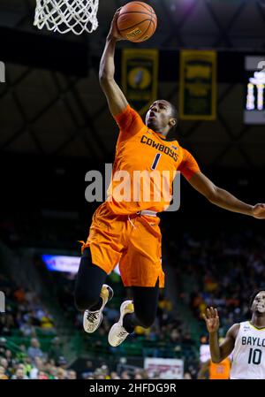 Waco, Texas, USA. 15th Januar 2022. Der Oklahoma State Cowboys-Wächter Bryce Thompson (1) schießt den Ball während der 1st. Hälfte des NCAA Football-Spiels zwischen den Texas Tech Red Raiders und Baylor Bears im Ferrell Center in Waco, Texas. Matthew Lynch/CSM/Alamy Live News Stockfoto