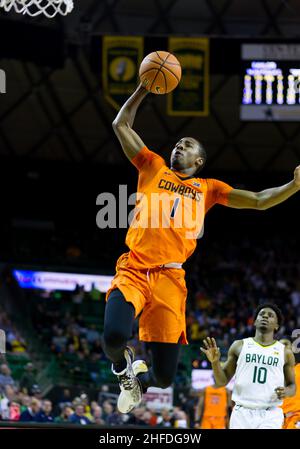 Waco, Texas, USA. 15th Januar 2022. Der Oklahoma State Cowboys-Wächter Bryce Thompson (1) schießt den Ball während der 1st. Hälfte des NCAA Football-Spiels zwischen den Texas Tech Red Raiders und Baylor Bears im Ferrell Center in Waco, Texas. Matthew Lynch/CSM/Alamy Live News Stockfoto