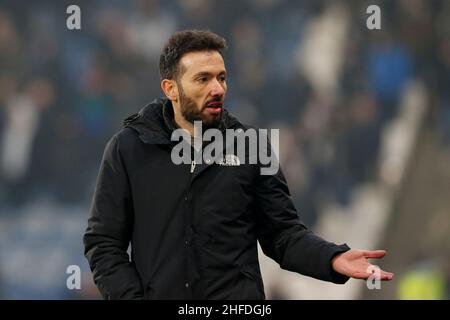 Huddersfield, Großbritannien. 15th Januar 2022. Carlos Corber‡n Manager von Huddersfield Town in Huddersfield, Vereinigtes Königreich am 1/15/2022. (Foto von Ben Early/News Images/Sipa USA) Quelle: SIPA USA/Alamy Live News Stockfoto