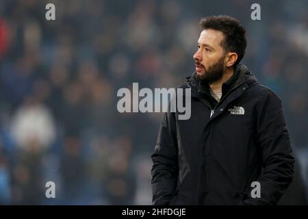 Huddersfield, Großbritannien. 15th Januar 2022. Carlos Corber‡n Manager von Huddersfield Town in Huddersfield, Vereinigtes Königreich am 1/15/2022. (Foto von Ben Early/News Images/Sipa USA) Quelle: SIPA USA/Alamy Live News Stockfoto