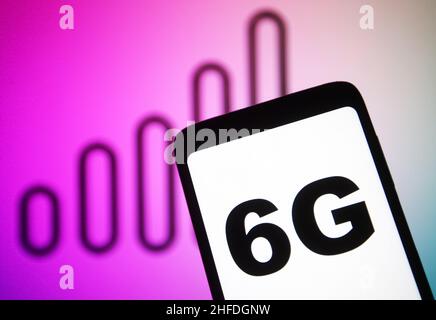 Ukraine. 15th Januar 2022. In dieser Abbildung ist ein 6G-Zeichen auf einem Smartphone-Bildschirm und im Hintergrund zu sehen. (Foto von Pavlo Gonchar/SOPA Images/Sipa USA) Quelle: SIPA USA/Alamy Live News Stockfoto