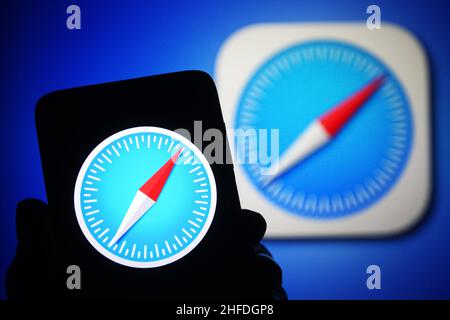 Ukraine. 15th Januar 2022. In dieser Abbildung ist ein Safari-Logo, das ein von Apple entwickelter Webbrowser auf einem Smartphone-Bildschirm und im Hintergrund zu sehen ist. (Foto von Pavlo Gonchar/SOPA Images/Sipa USA) Quelle: SIPA USA/Alamy Live News Stockfoto