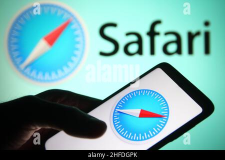 Ukraine. 15th Januar 2022. In dieser Abbildung ist ein Safari-Logo, das ein von Apple entwickelter Webbrowser auf einem Smartphone-Bildschirm und im Hintergrund zu sehen ist. (Foto von Pavlo Gonchar/SOPA Images/Sipa USA) Quelle: SIPA USA/Alamy Live News Stockfoto