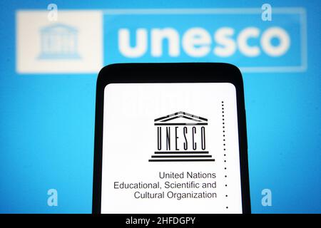 Ukraine. 15th Januar 2022. In dieser Abbildung ist das Logo der UNESCO (United Nations Educational, Scientific and Cultural Organization) auf einem Smartphone-Bildschirm und im Hintergrund zu sehen. (Foto von Pavlo Gonchar/SOPA Images/Sipa USA) Quelle: SIPA USA/Alamy Live News Stockfoto