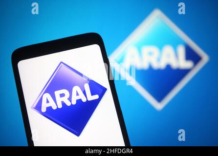 Ukraine. 15th Januar 2022. In dieser Abbildung ist das Logo der Aral AG auf einem Smartphone-Bildschirm und im Hintergrund zu sehen. (Foto von Pavlo Gonchar/SOPA Images/Sipa USA) Quelle: SIPA USA/Alamy Live News Stockfoto