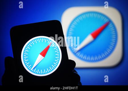 Ukraine. 15th Januar 2022. In dieser Abbildung ist ein Safari-Logo, das ein von Apple entwickelter Webbrowser auf einem Smartphone-Bildschirm und im Hintergrund zu sehen ist. Kredit: SOPA Images Limited/Alamy Live Nachrichten Stockfoto