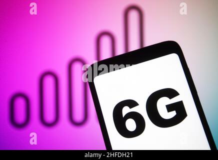 Ukraine. 15th Januar 2022. In dieser Abbildung ist ein 6G-Zeichen auf einem Smartphone-Bildschirm und im Hintergrund zu sehen. Kredit: SOPA Images Limited/Alamy Live Nachrichten Stockfoto