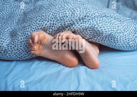 Fußkrämpfe, Beinkrämpfe oder Muskelkrämpfe. Fußschmerzen oder Fußschmerzen in der Nacht Stockfoto