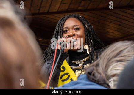 London, England, Großbritannien. 15th Januar 2022. Lincoln's Inn Fields, London, Großbritannien, 15th. Januar 2022. Marvina Newton, von Black Lives Matters und Jubilee for Climate Change, spricht zu den Massen der Kampagne „Kill the Bill“, während sich verschiedene Aktivistengruppen in Holborn versammeln, um auf den Parliament Square zu marschieren. Die Kampagne „Kill the Bill“ versammelt Aktivisten aus verschiedenen Gruppen, um gegen das Gesetz über Polizei, Kriminalität, Verurteilung und Gerichte zu protestieren. Das Gesetz über Polizei, Verbrechen, Verurteilung und Gerichte wurde aus vielen Teilen als „rakonisch“ definiert. Wenn in seiner ursprünglichen Version und mit den dreihundert übergeben Stockfoto