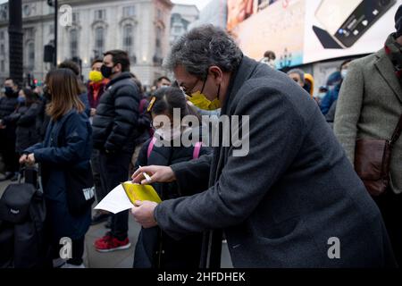 London, Großbritannien. 15th Januar 2022. Benedict Rogers, der Gründer von Hong Kong Watch, Wird während der Demonstration gesehen, wie sie mit einem jungen Teilnehmer interagiert.Hunderte von lokalen Hongkonger Gemeinden in London marschierten vom Piccadilly Circus zum Hongkonger Wirtschafts- und Handelsbüro, als Reaktion auf die kürzlich erfolgte Schließung mehrerer Medien in Hongkong und besorgt über den Niedergang der Freiheit Der Presse in Hongkong. Die Teilnehmer reichten dann nacheinander Briefe an das Büro aus. Kredit: SOPA Images Limited/Alamy Live Nachrichten Stockfoto