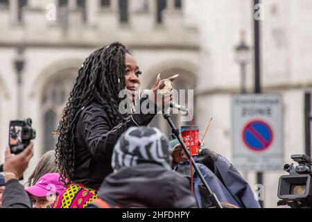 London, England, Großbritannien. 15th Januar 2022. Parliament Square, London, Vereinigtes Königreich, 15th. Januar 2022. Marvina Newton, von Black Lives Matters und Jubilee for Climate Change, spricht auf dem Londoner Parliament Square zu den Massen der Kampagne „Kill the Bill“. Die Kampagne „Kill the Bill“ versammelt Aktivisten aus verschiedenen Gruppen, um gegen das Gesetz über Polizei, Kriminalität, Verurteilung und Gerichte zu protestieren. Das Gesetz über Polizei, Verbrechen, Verurteilung und Gerichte wurde aus vielen Teilen als „rakonisch“ definiert. Wenn in seiner ursprünglichen Version und mit den dreihundert Seiten in letzter Minute durch den Innenminister P hinzugefügt übergeben Stockfoto