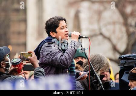 London, England, Großbritannien. 15th Januar 2022. Parliament Square, London, Vereinigtes Königreich, 15th. Januar 2022. Shami Chakrabarti spricht auf dem Parliament Square in London zu den Massen der Kampagne „Kill the Bill“. Die Kampagne „Kill the Bill“ versammelt Aktivisten aus verschiedenen Gruppen, um gegen das Gesetz über Polizei, Kriminalität, Verurteilung und Gerichte zu protestieren. Das Gesetz über Polizei, Verbrechen, Verurteilung und Gerichte wurde aus vielen Teilen als „rakonisch“ definiert. Wenn sie in ihrer Originalversion und mit den dreihundert Seiten, die in letzter Minute vom Innenminister Priti Patel hinzugefügt wurden, verabschiedet würde, würde sie strenge Beschränkungen für die auferlegen Stockfoto