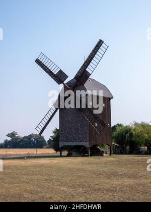 Die Windmühle in Wilhelmsaue wurde 1880 gebaut. Bis 1964 wurde Mehl und Schredder gemahlen, danach wurde die Mühle zur Ruine. 1983 ein Stern der Renovierung Stockfoto