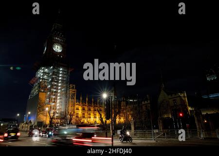 London, Großbritannien. 15th Januar 2022. Ein Blick auf den Big Ben und das Parlamentsgebäude bei Nacht in London, Großbritannien. (Foto von Hesther Ng/SOPA Images/Sipa USA) Quelle: SIPA USA/Alamy Live News Stockfoto
