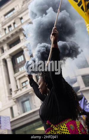 London, England, Großbritannien. 15th Januar 2022. London, Großbritannien, 15th. Januar 2022. Marvina Newton, von Black Lives Matters und Jubilee for Climate Change, spricht zu den Massen der Kampagne „Kill the Bill“ im Londoner Stadtzentrum. Die Kampagne „Kill the Bill“ versammelt Aktivisten aus verschiedenen Gruppen, um gegen das Gesetz über Polizei, Kriminalität, Verurteilung und Gerichte zu protestieren. Das Gesetz über Polizei, Verbrechen, Verurteilung und Gerichte wurde aus vielen Teilen als „rakonisch“ definiert. Wenn sie in ihrer Originalversion und mit den dreihundert Seiten, die in letzter Minute vom Innenminister Priti Patel hinzugefügt wurden, verabschiedet würde, würde sie es auferlegen Stockfoto