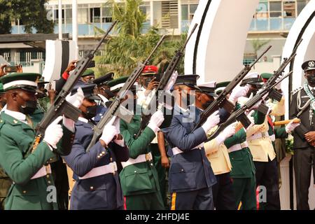 Lagos, Nigeria. 15th Januar 2022. Am 15. Januar 2022 grüßen Mitglieder der nigeranischen Streitkräfte während der Zeremonie zum Gedenktag der Streitkräfte in Lagos, Nigeria. Jedes Jahr am 15. Januar erinnert sich Nigeria an die Mitglieder der Streitkräfte, die im aktiven Dienst starben und für die Verteidigung der Einheit des Landes kämpften. Quelle: Emma Houston/Xinhua/Alamy Live News Stockfoto