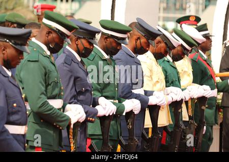 Lagos, Nigeria. 15th Januar 2022. Mitglieder der nigeranischen Streitkräfte nehmen am 15. Januar 2022 an der Zeremonie zum Gedenktag der Streitkräfte in Lagos, Nigeria, Teil. Jedes Jahr am 15. Januar erinnert sich Nigeria an die Mitglieder der Streitkräfte, die im aktiven Dienst starben und für die Verteidigung der Einheit des Landes kämpften. Quelle: Emma Houston/Xinhua/Alamy Live News Stockfoto