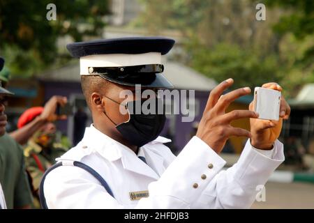 Lagos, Nigeria. 15th Januar 2022. Militärangehöriger fotografiert mit dem Telefon die Parade und die Kranzniederlegung anlässlich des Gedenktages der nigerianischen Streitkräfte in der Military Arcade, TBS, Lagos, Nigeria. Jeden 15th. Januar findet in Nigeria ein Gedenktag der Streitkräfte statt, um ihre vom Militär gefallenen Helden zu feiern. Quelle: Adekunle Ajayi/Alamy Live News Stockfoto