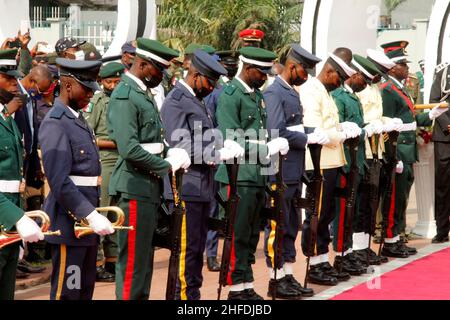 Lagos, Nigeria. 15th Januar 2022. Militärpersonal verbeugt sich während der Parade und der Kranzniederlegung zum Gedenktag der nigerianischen Streitkräfte in der Military Arcade, TBS, Lagos, Nigeria. Jeden 15th. Januar findet in Nigeria ein Gedenktag der Streitkräfte statt, um ihre vom Militär gefallenen Helden zu feiern. Quelle: Adekunle Ajayi/Alamy Live News Stockfoto