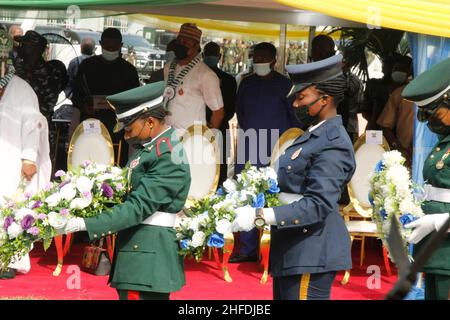 Lagos, Nigeria. 15th Januar 2022. Militärangehöriger tragen während der Parade und der Kranzniederlegung anlässlich des Gedenktages der nigerianischen Streitkräfte in der Military Arcade, TBS, Lagos, Nigeria, Kranze. Jeden 15th. Januar findet in Nigeria ein Gedenktag der Streitkräfte statt, um ihre vom Militär gefallenen Helden zu feiern. Quelle: Adekunle Ajayi/Alamy Live News Stockfoto