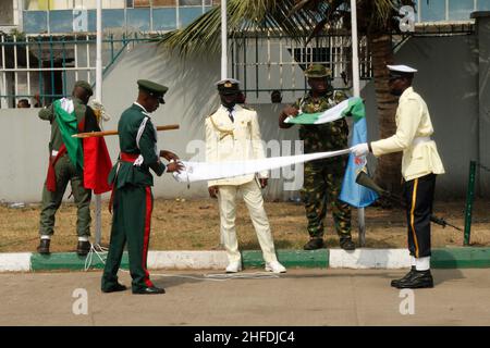 Lagos, Nigeria. 15th Januar 2022. Militärangehöriger folden nach der Parade und der Kranzniederlegung zum Gedenktag der Streitkräfte von Nigeria Militärflaggen in der Military Arcade, TBS, Lagos, Nigeria. Jeden 15th. Januar findet in Nigeria ein Gedenktag der Streitkräfte statt, um ihre vom Militär gefallenen Helden zu feiern. Quelle: Adekunle Ajayi/Alamy Live News Stockfoto