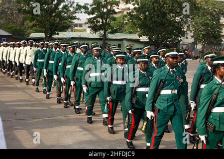 Lagos, Nigeria. 15th Januar 2022. Militärangehöriger marschieren während der Parade und der Kranzniederlegung zum Gedenktag der nigerianischen Streitkräfte in der Military Arcade, TBS, Lagos, Nigeria. Jeden 15th. Januar findet in Nigeria ein Gedenktag der Streitkräfte statt, um ihre vom Militär gefallenen Helden zu feiern. Quelle: Adekunle Ajayi/Alamy Live News Stockfoto