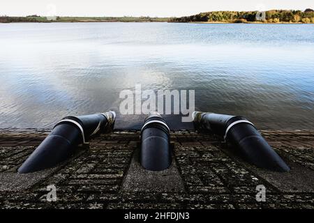 Wasserabflussleitungen, die das gespeicherte Regenwasser zur Filtrationsstelle führen Stockfoto