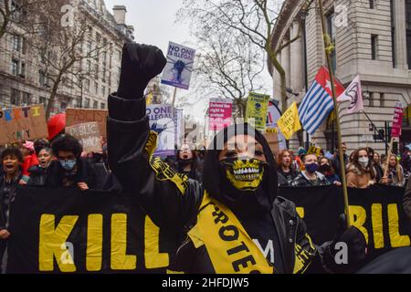 London, Großbritannien. 15th Januar 2022. Ein Demonstranten hält während des Protestes „Kill the Bill“ eine Faust hoch.Tausende von Menschen marschierten durch das Zentrum Londons, um gegen das Police, Crime, Urteilsverkündung und Courts Bill zu protestieren, was viele Arten von Protest illegal machen wird. Kredit: SOPA Images Limited/Alamy Live Nachrichten Stockfoto