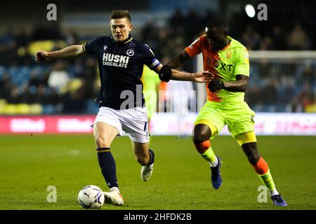 LONDON, GROSSBRITANNIEN. JAN 15th Shaun Hutchinson von Millwall kämpft während des Sky Bet Championship-Spiels zwischen Millwall und Nottingham Forest am Samstag, dem 15th. Januar 2022, gegen Keinan Davis von Nottingham Forest in The Den, London. (Kredit: Tom West | MI News) Kredit: MI Nachrichten & Sport /Alamy Live News Stockfoto