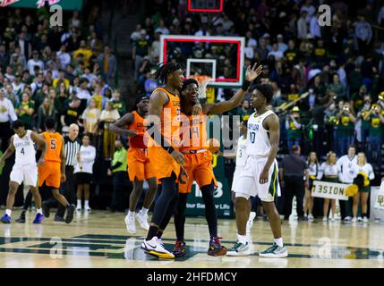 Waco, Texas, USA. 15th Januar 2022. Der Vorkämpfer der Oklahoma State Cowboys, Tyreek Smith (23) und der Wächter der Oklahoma State Cowboys, Bryce Williams (14), feiern den 61-54. Geburtstag nach der Hälfte des NCAA-Fußballspiels zwischen den Texas Tech Red Raiders und Baylor Bears im Ferrell Center in Waco, Texas. Matthew Lynch/CSM/Alamy Live News Stockfoto