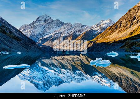 Der Hooker Lake mit seinen Eisbergen, die im Sommer am Ende des Hooker Valley Track im Aoraki National Park im See schweben Stockfoto