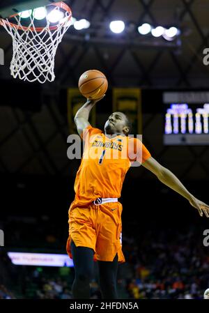 Waco, Texas, USA. 15th Januar 2022. Der Oklahoma State Cowboys-Wächter Bryce Thompson (1) lässt den Ball während der 1st. Hälfte des NCAA Football-Spiels zwischen den Texas Tech Red Raiders und Baylor Bears im Ferrell Center in Waco, Texas, untergehen. Matthew Lynch/CSM/Alamy Live News Stockfoto