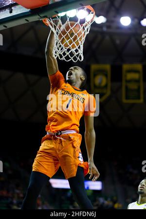 Waco, Texas, USA. 15th Januar 2022. Der Oklahoma State Cowboys-Wächter Bryce Thompson (1) lässt den Ball während der 1st. Hälfte des NCAA Football-Spiels zwischen den Texas Tech Red Raiders und Baylor Bears im Ferrell Center in Waco, Texas, untergehen. Matthew Lynch/CSM/Alamy Live News Stockfoto