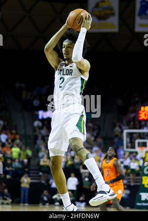 Waco, Texas, USA. 15th Januar 2022. Baylor Bears Wache Kendall Brown (2) prallt den Ball während der 1st Hälfte des NCAA Football Spiels zwischen den Texas Tech Red Raiders und Baylor Bears im Ferrell Center in Waco, Texas, zurück. Matthew Lynch/CSM/Alamy Live News Stockfoto