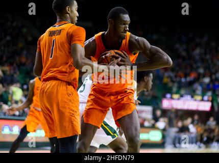 Waco, Texas, USA. 15th Januar 2022. Der Oklahoma State Cowboys-Stürmer Moussa Cisse (33) prallt während der 2nd. Hälfte des NCAA Football-Spiels zwischen den Texas Tech Red Raiders und Baylor Bears im Ferrell Center in Waco, Texas, den Ball zurück. Matthew Lynch/CSM/Alamy Live News Stockfoto