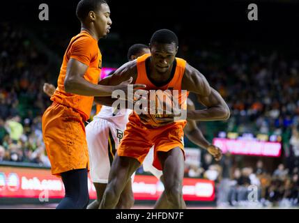 Waco, Texas, USA. 15th Januar 2022. Der Oklahoma State Cowboys-Stürmer Moussa Cisse (33) prallt während der 2nd. Hälfte des NCAA Football-Spiels zwischen den Texas Tech Red Raiders und Baylor Bears im Ferrell Center in Waco, Texas, den Ball zurück. Matthew Lynch/CSM/Alamy Live News Stockfoto