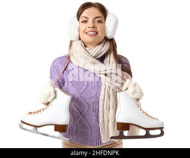 Schöne junge Frau in Winterkleidung und mit Schlittschuhe auf weißem Hintergrund Stockfoto