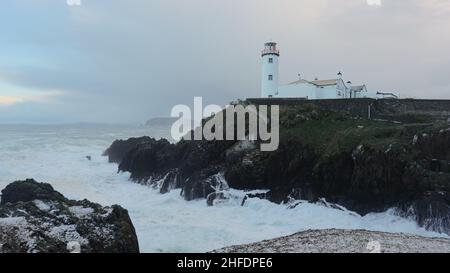 sonnenaufgang am Fanad Head Leuchtturm. Küste der Grafschaft Donegal in Irland. Wilder atlantischer Weg Stockfoto