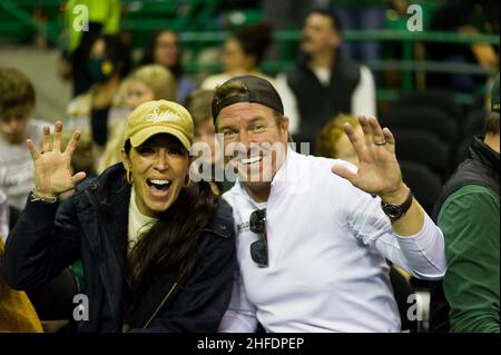 Waco, Texas, USA. 15th Januar 2022. Chip und Joanna gewinnen vor dem NCAA Football Spiel zwischen den Texas Tech Red Raiders und Baylor Bears im Ferrell Center in Waco, Texas. Matthew Lynch/CSM/Alamy Live News Stockfoto