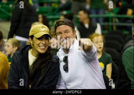 Waco, Texas, USA. 15th Januar 2022. Chip und Joanna gewinnen vor dem NCAA Football Spiel zwischen den Texas Tech Red Raiders und Baylor Bears im Ferrell Center in Waco, Texas. Matthew Lynch/CSM/Alamy Live News Stockfoto