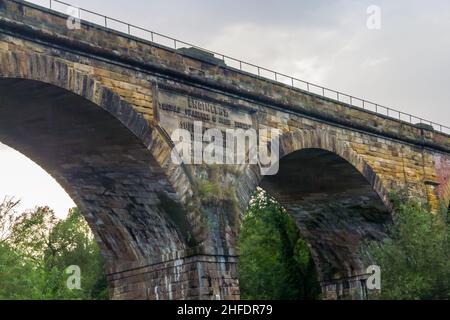 Historische Steininschrift auf Yarm Railway Viaduct (Grade 2 gelistet) - Reading Engineers: Thomas Grainger & John Bourne, Superintendent: Joseph Dixon Stockfoto