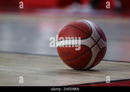 Varese, Italien. 15th Januar 2022. Offizieller geschmolzener Matchball während des italienischen Basketballs LBA Lega Basket Ein Spiel der regulären Saison 2021/22 zwischen OpenJobMetis Varese und Umana Reyer Venezia in der Enerxenia Arena, Varese, Italien am 15. Januar 2022 Quelle: Independent Photo Agency/Alamy Live News Stockfoto