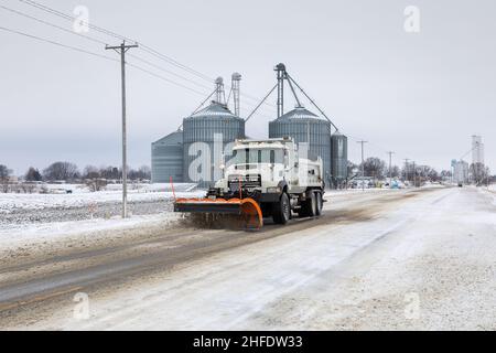 Danville, Iowa, USA. 15th. Januar 2022. Der mittlere Westen der Vereinigten Staaten wurde in den ersten zwei Wochen 2022 mit einem zweiten schweren Schneesturm getroffen. Ein des Moines County Road Department Truck pflügt Schnee auf der US Route 34 in Danville; Iowa, USA Stockfoto