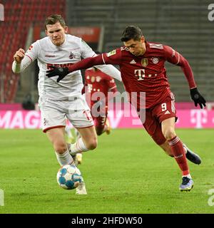 Köln, Deutschland. 15th Januar 2022. Robert Lewandowski (R) von Bayern München steht mit Luca Kilian aus Köln beim Bundesliga-Fußballspiel der ersten Liga zwischen dem FC Köln und dem Bayern München am 15. Januar 2022 in Köln auf dem Spiel. Quelle: Ulrich Hufnagel/Xinhua/Alamy Live News Stockfoto