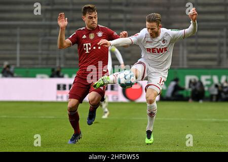 Köln, Deutschland. 15th Januar 2022. Joshua Kimmich (L) von Bayern München steht mit Florian Kainz aus Köln beim Bundesliga-Fußballspiel der ersten Liga zwischen dem FC Köln und dem Bayern München am 15. Januar 2022 in Köln auf dem Spiel. Quelle: Ulrich Hufnagel/Xinhua/Alamy Live News Stockfoto