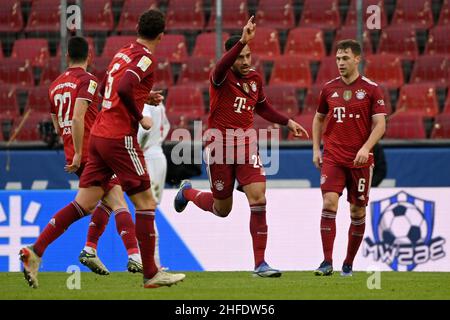 Köln, Deutschland. 15th Januar 2022. Corentin Tolisso (2nd R) von Bayern München feiert den Torreigen beim Bundesliga-Fußballspiel der 1. Liga zwischen dem FC Köln und dem Bayern München in Köln, Deutschland, am 15. Januar 2022. Quelle: Ulrich Hufnagel/Xinhua/Alamy Live News Stockfoto