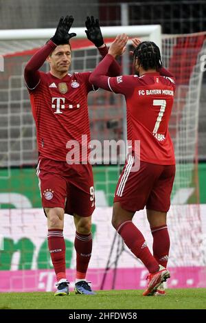 Köln, Deutschland. 15th Januar 2022. Robert Lewandowski (L) von Bayern München feiert mit seinem Teamkollegen Serge Gnabry beim Bundesligaspiel der ersten Liga zwischen dem FC Köln und dem Bayern München am 15. Januar 2022 in Köln einen Torreigen. Quelle: Ulrich Hufnagel/Xinhua/Alamy Live News Stockfoto