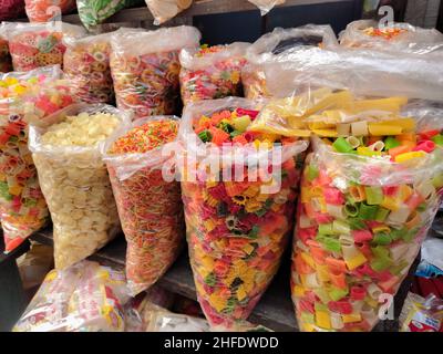 Bunte rohe Friesen, Papad, Mais-Snacks, maida Papad, Khichiya Papad, Mischen Papad, maida fryums verschiedener Formen, Stern, Finger, rund in st angezeigt Stockfoto